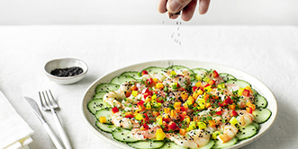 Sprinkle evenly with chives and sesame seeds